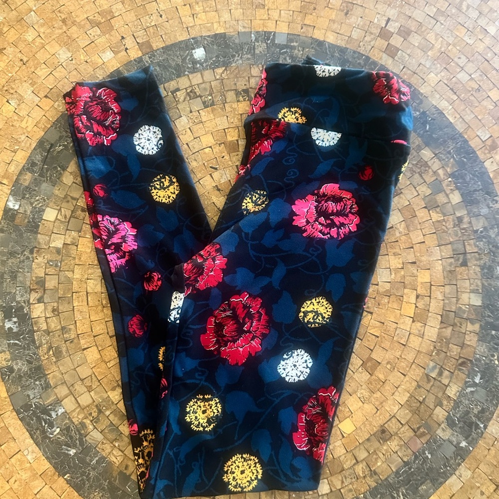 One Size SUPER SOFT leggings.